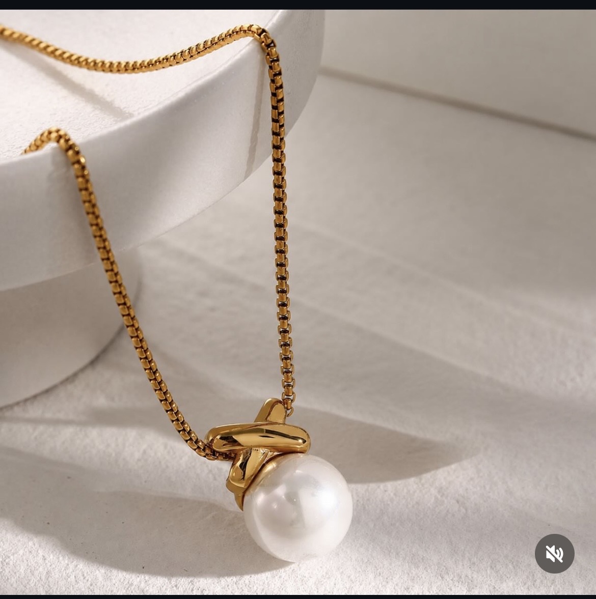 Leticis pearl necklace